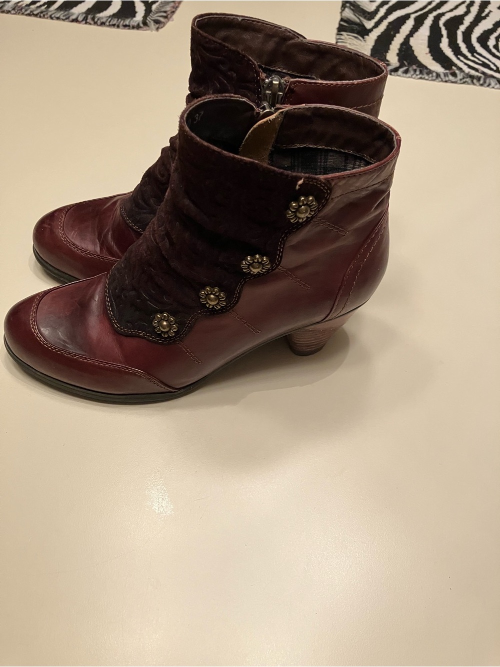 L'Artiste Brown Leather and Suede Ankle Boots with Floral Button Accents